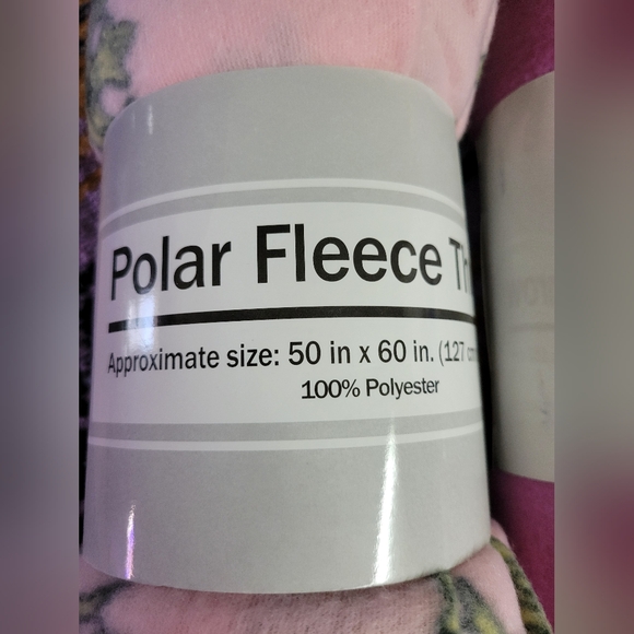 🛒🛍️💥NWT lot of 2 polar fleece throws 50×60 inches pink/crowns bright pink - Picture 7 of 7